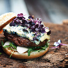 Fruchtiger Cheeseburger mit Mango Chutney, Rucola und Saint Agur. Garniert mit frisches Kresse . 