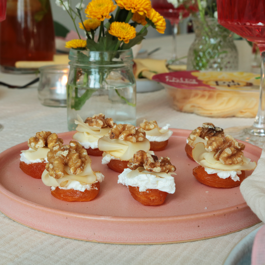 Aprikosen-Häppchen mit Ziegenfrischkäse & Fol Epi