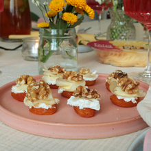 Aprikosen-Häppchen mit Ziegenfrischkäse & Fol Epi