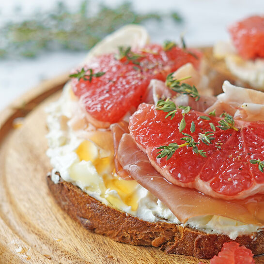 Knusprige Sauerteigstulle mit Frischkäse, Prosciutto und Grapefruit
