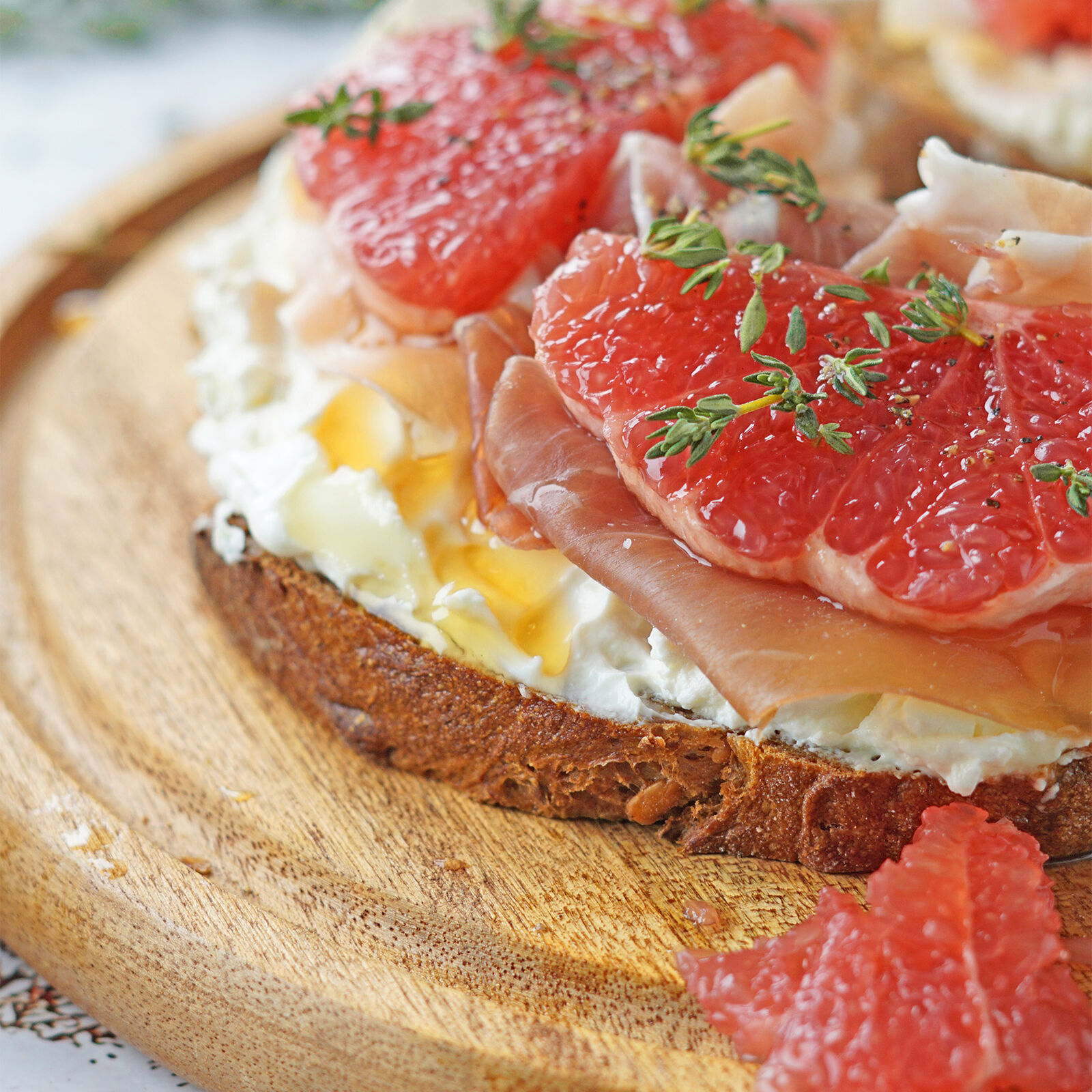 Knusprige Sauerteigstulle mit Frischkäse und Grapefruit