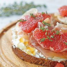 Knusprige Sauerteigstulle mit Frischkäse, Prosciutto und Grapefruit