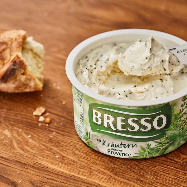 bresso-produkt-brot-aufstrich BRESSO - Kräuter aus der Provence kombiniert mit locker aufgeschlagenem Frischkäse