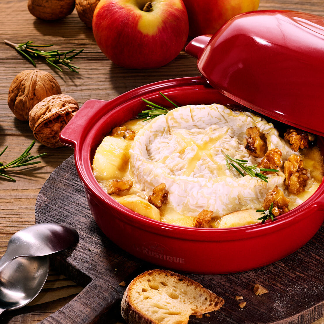 Grill-Camembert mit karamellisierten Äpfeln