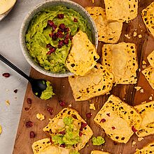 Leckere Käsechips zum knabbern und knuspern, dazu selbstgemachter Avocado Dip