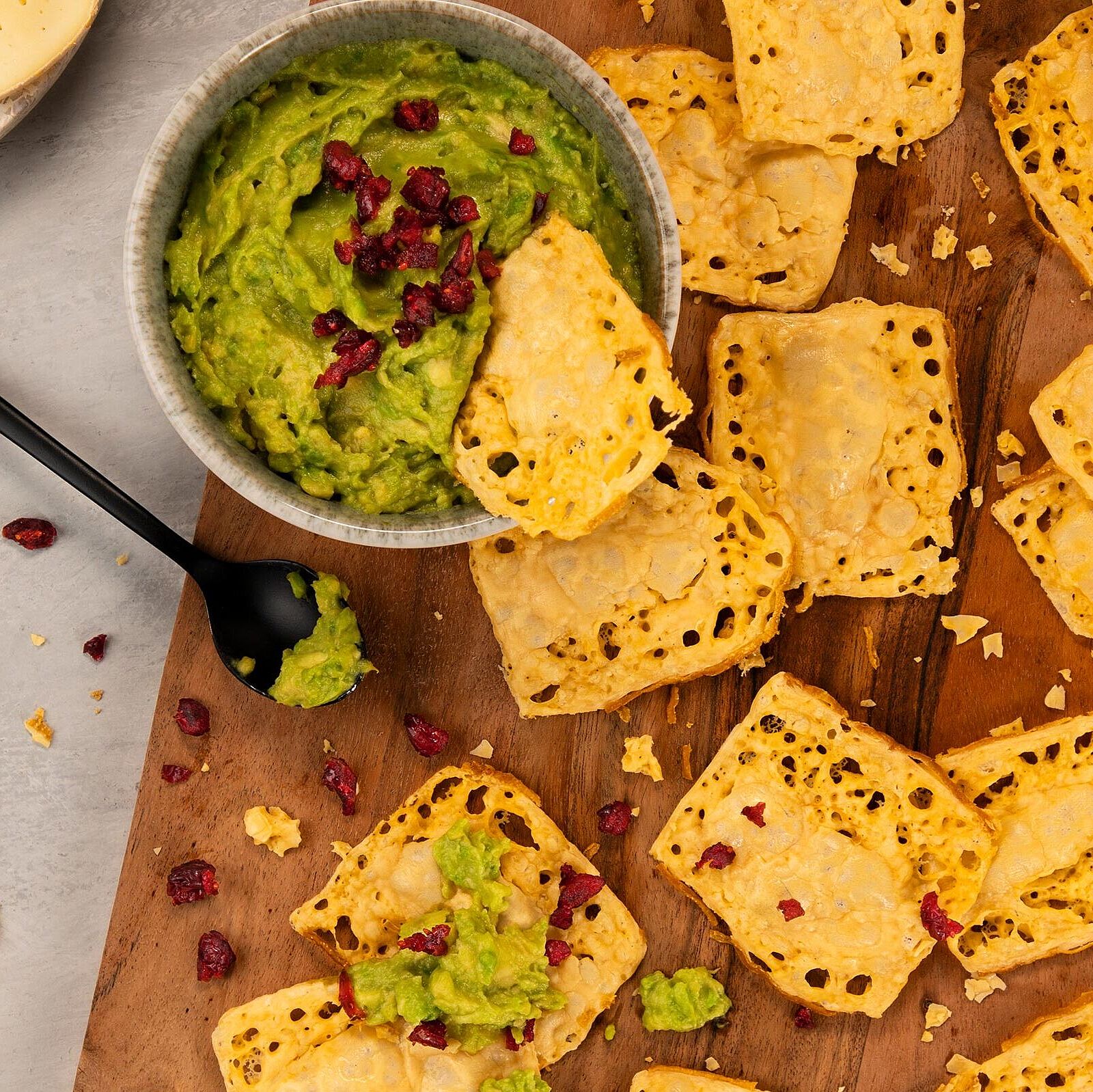 Käsechips mit Avocado-Dip