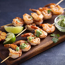 Leckere Garnelenspieße vom Grill oder aus der Pfanne mit frischem Rucolla Dip