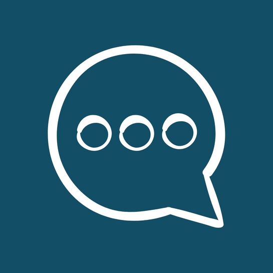 verbraucherpanel-icon-mitgestalten Weißes Sprechblasen-Symbol mit drei Punkten auf dunkelblauem Hintergrund.