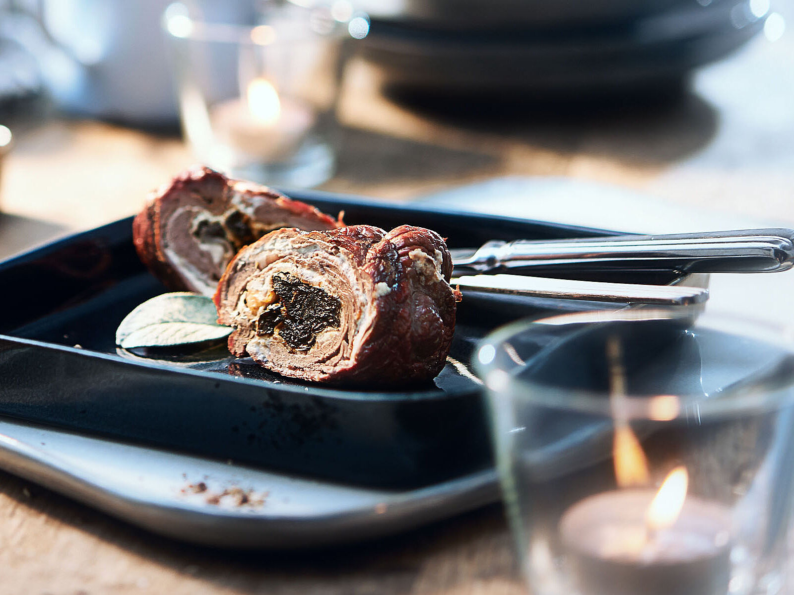 Steakrollen mit Pflaumen-und Ziegenfrischkäse-Füllung