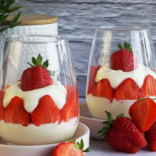 Japanisches Erdbeer-Cheesecake-Dessert Rezept mit cremigem Frischkäse, Erdbeeren und Tramezzini in einem Glas, geschichtet und gekühlt