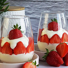 Japanisches Erdbeer-Cheesecake-Dessert Rezept mit cremigem Frischkäse, Erdbeeren und Tramezzini in einem Glas, geschichtet und gekühlt.