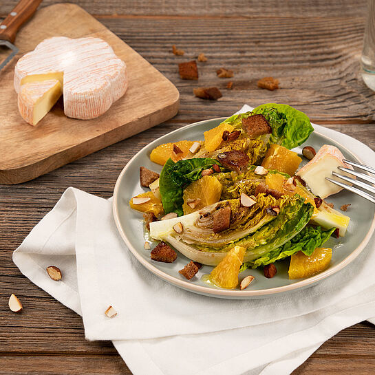 Fruchtig kerniger Orangen-Mandel-Salat mit knackigem Salat und Saint Albray Käse