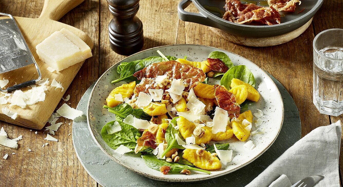 Kürbis-Gnocchi mit Parmaschinken und Spinat