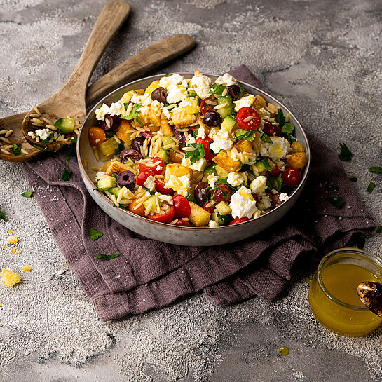 Köstlicher und gesunder Salat, der mit frischen Zutaten wie: Tomate, Oliven, Reis und ISLOS Feta Käse