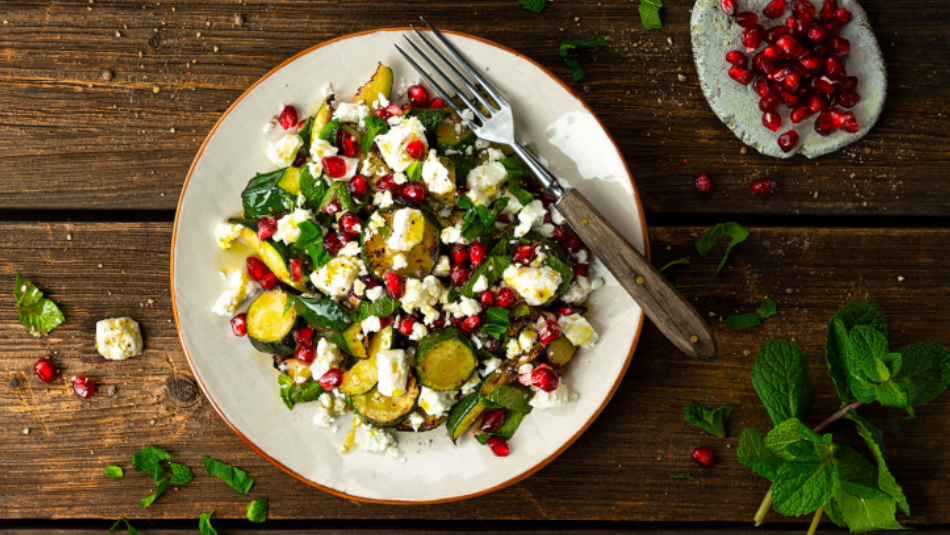 Gegrillter Zucchini-Salat mit Feta und Granatapfel