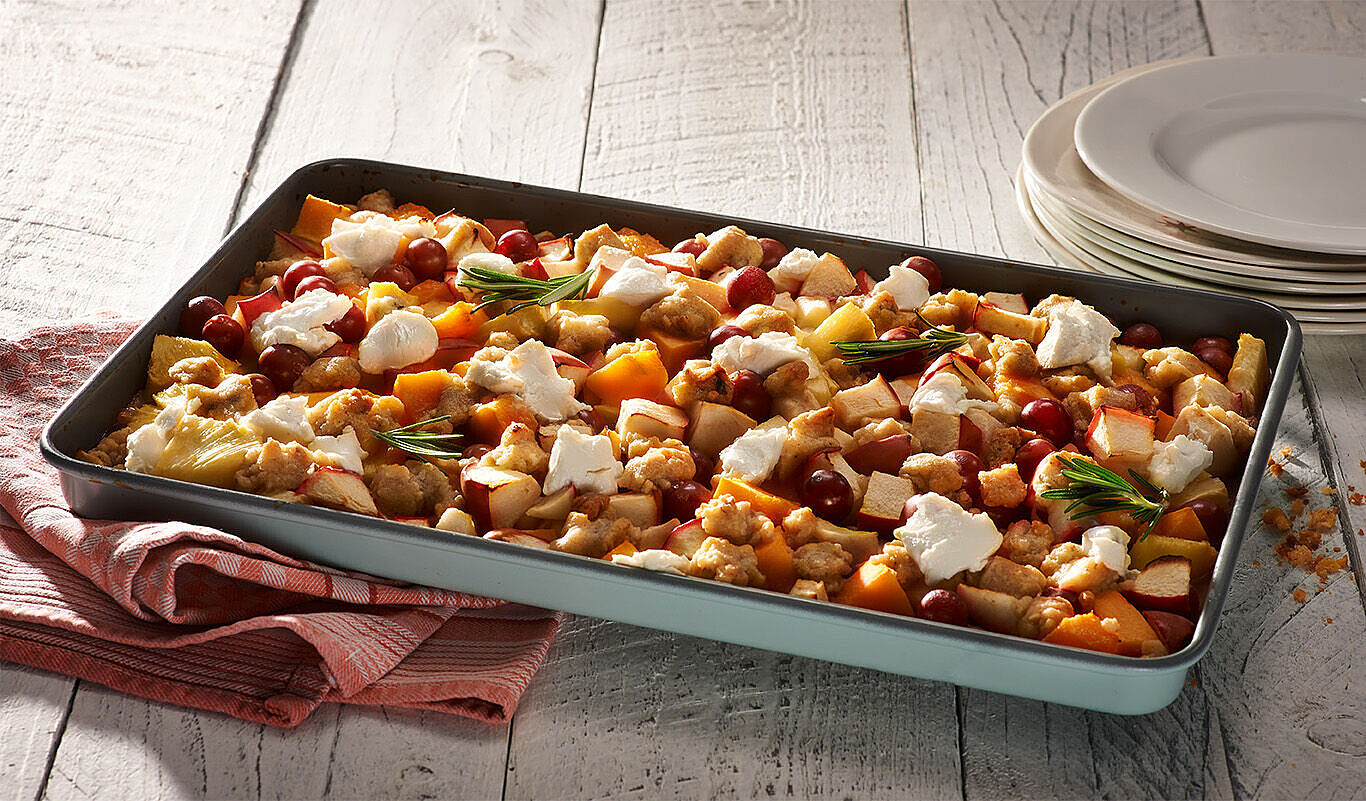 Obst-Crumble vom Blech mit Ziegenfrischkäse