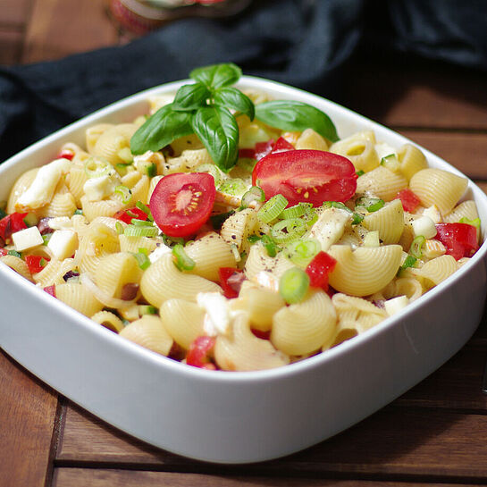 Mediterraner Nudelsalat