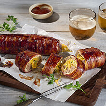 Hackfleisch-Bacon-Käse-Rolle mit Cheddar, Jalapeños und BBQ-Glasur, umwickelt in knusprigem Bacon.