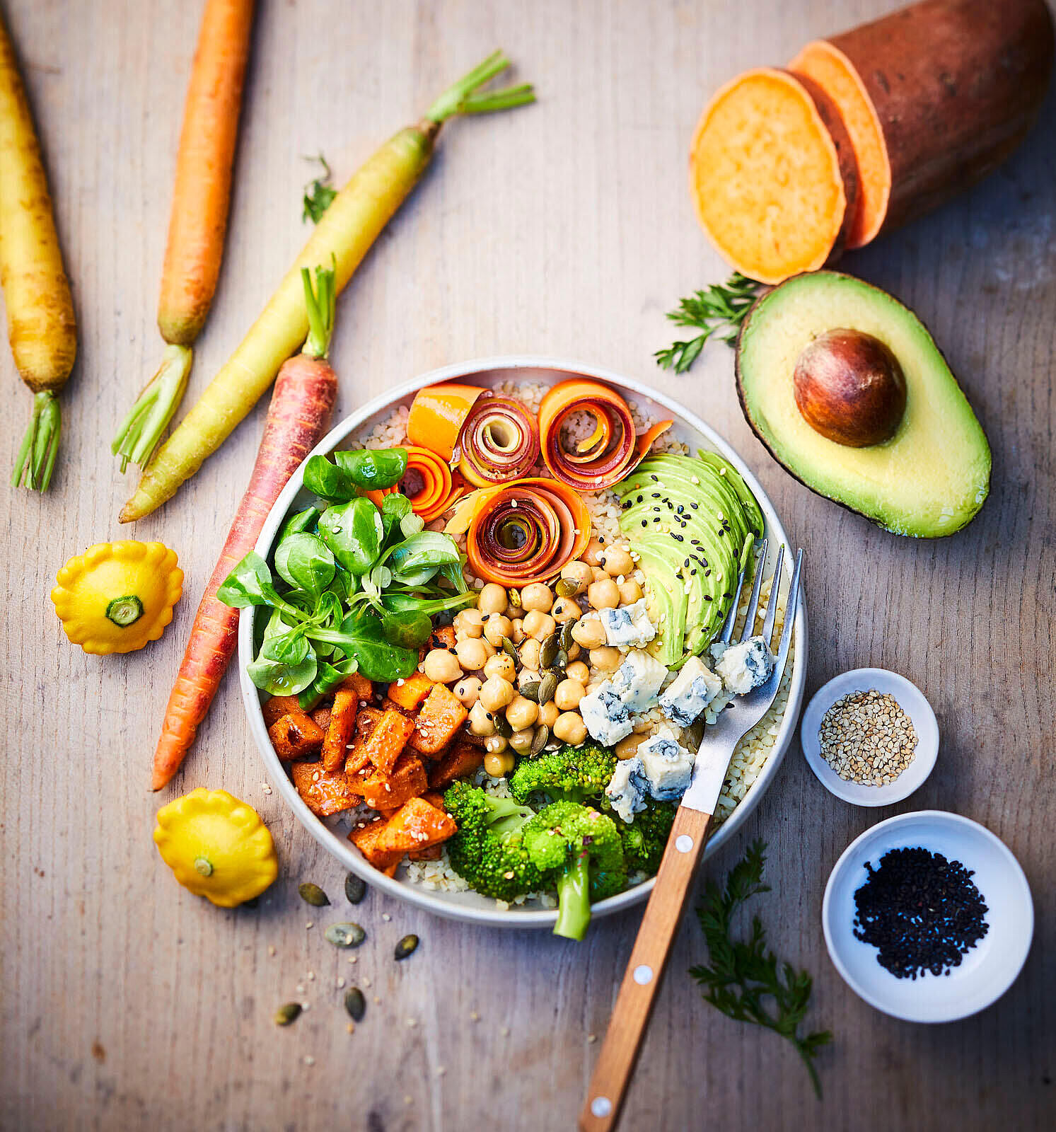 Buddha Bowl mit Süßkartoffel und Saint Agur