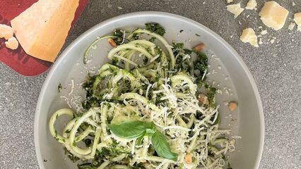 Zucchini-Nudeln mit Pesto