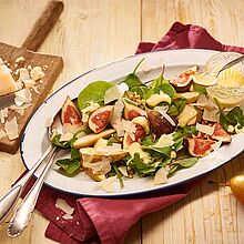 Herzhafter Salat auf einem ovalen Teller für ein abwechslungsreiches Abendessen: Birne, Feige, Nuss &amp; Grana Padano