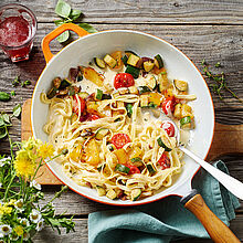 Spaghetti in Käsesoße aus Milkana Emmentaler Schmelzkäse und Grillgemüse aus Zucchinis, Tomaten und Zwiebeln.  