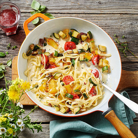 Spaghetti Pasta Spaghetti in Käsesoße aus Milkana Emmentaler Schmelzkäse und Grillgemüse aus Zucchinis, Tomaten und Zwiebeln.