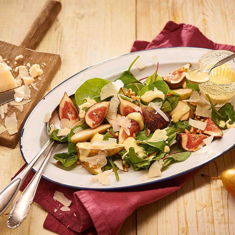 Herzhafter Salat auf einem ovalen Teller für ein abwechslungsreiches Abendessen: Birne, Feige, Nuss & Grana Padano