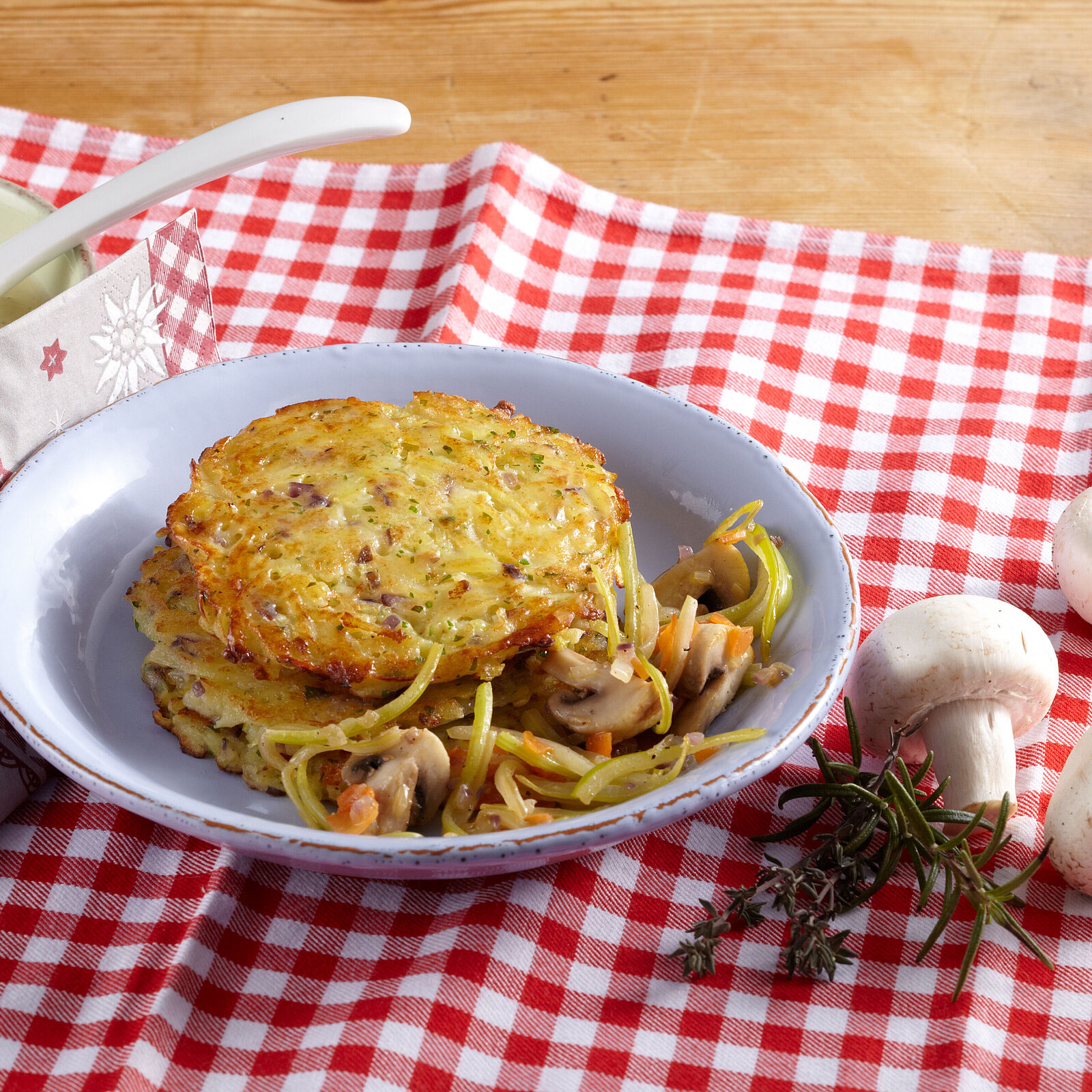 Kartoffel-Rösti mit Champignons an Kräuter-Knoblauchsauce