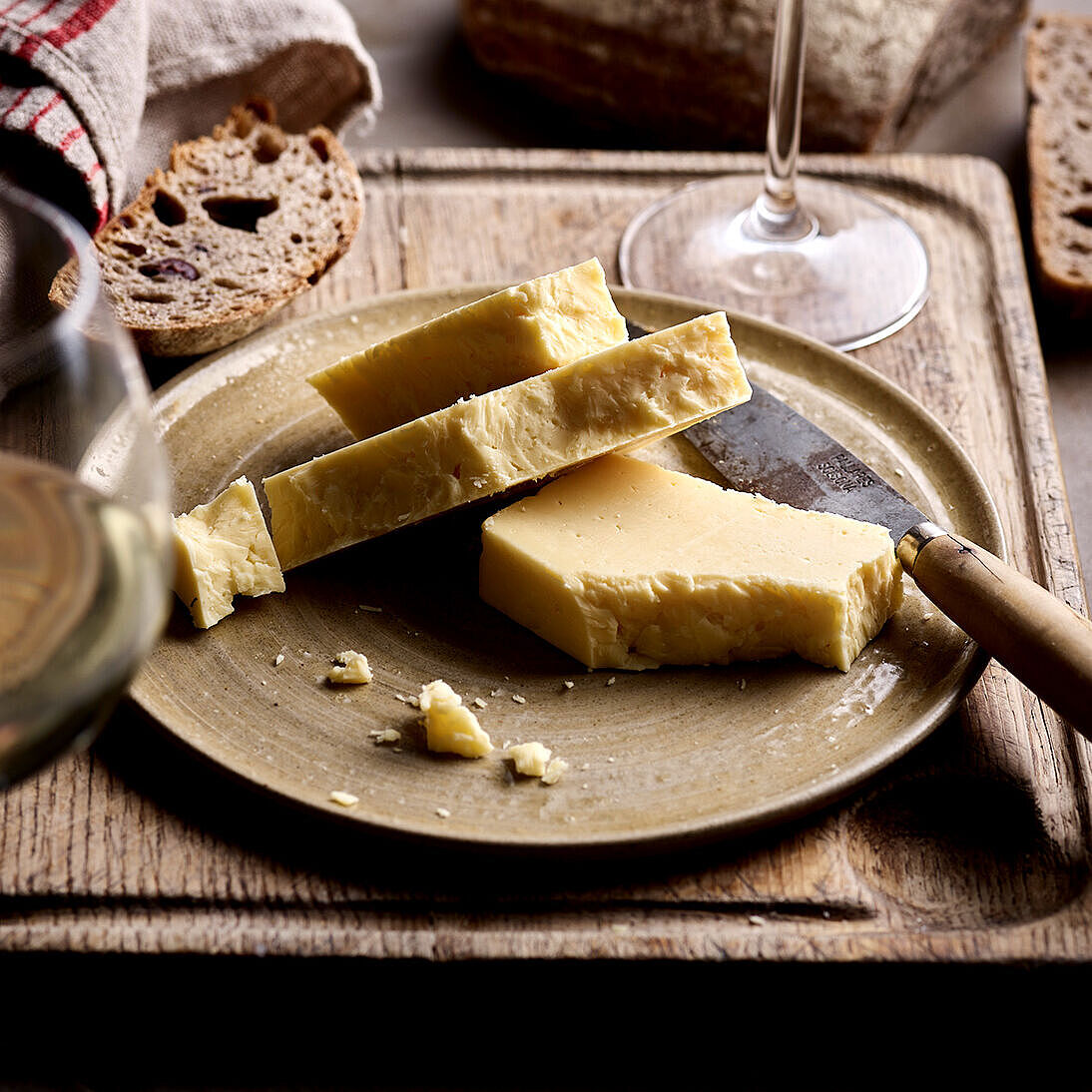 British Heritage Cheddar mit rustikalem Brot und Wein