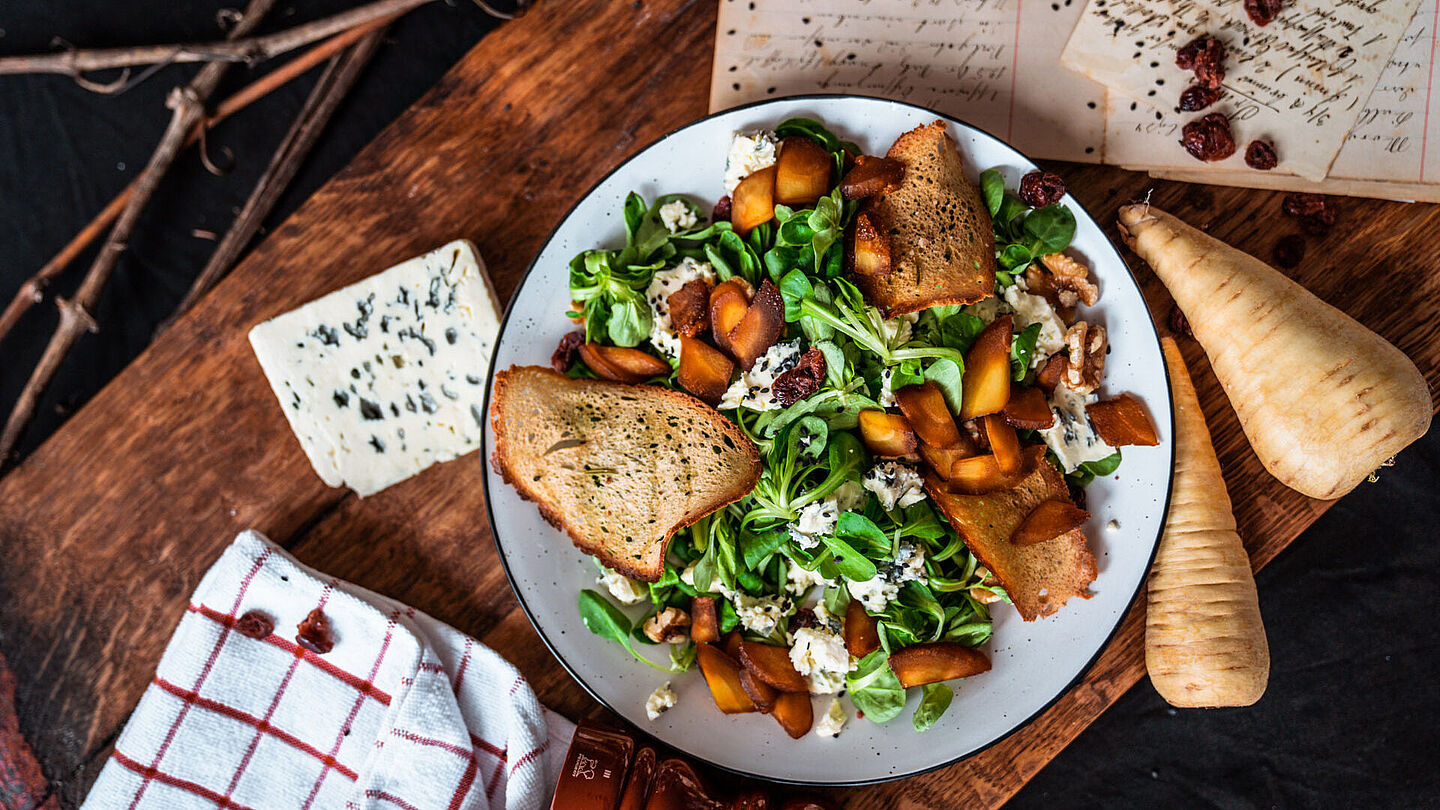 Rezept für winterlichen Feldsalat mit karamellisierten Pastinaken und Saint Agur