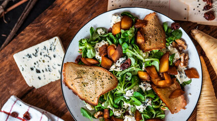 Rezept für winterlichen Feldsalat mit karamellisierten Pastinaken und Saint Agur