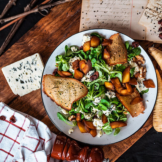 Rezept für winterlichen Feldsalat mit karamellisierten Pastinaken und Saint Agur