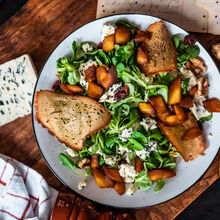 Winterlicher Feldsalat mit karamellisierten Pastinaken und Saint Agur Rezept für winterlichen Feldsalat mit karamellisierten Pastinaken und Saint Agur