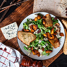 Rezept für winterlichen Feldsalat mit karamellisierten Pastinaken und Saint Agur