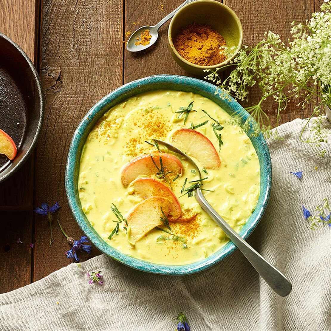 Rustikal angerichtet in der Schüssel: Käse-Lauch-Suppe mit Apfel und orientalischem Curry