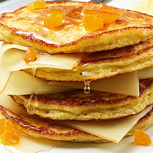 Low Carb Pancakes Turm mit süßen Honig und leckeren Aprikosen auf Magerquark-Basis