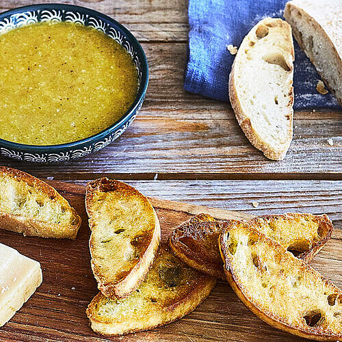 Walnusspesto, Rucolapesto und Paprikapesto mit Brot und Grana Padano Parmesan