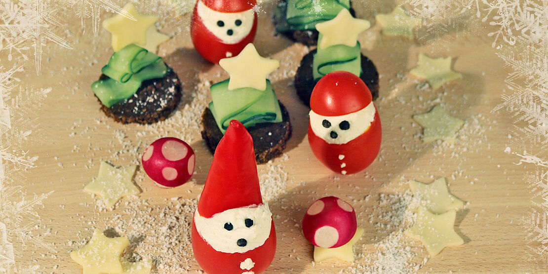 Käse-Weihnachtsmänner mit Géramont und Fol Epi und Tannenbäume aus Gurke und Pumpernickel.