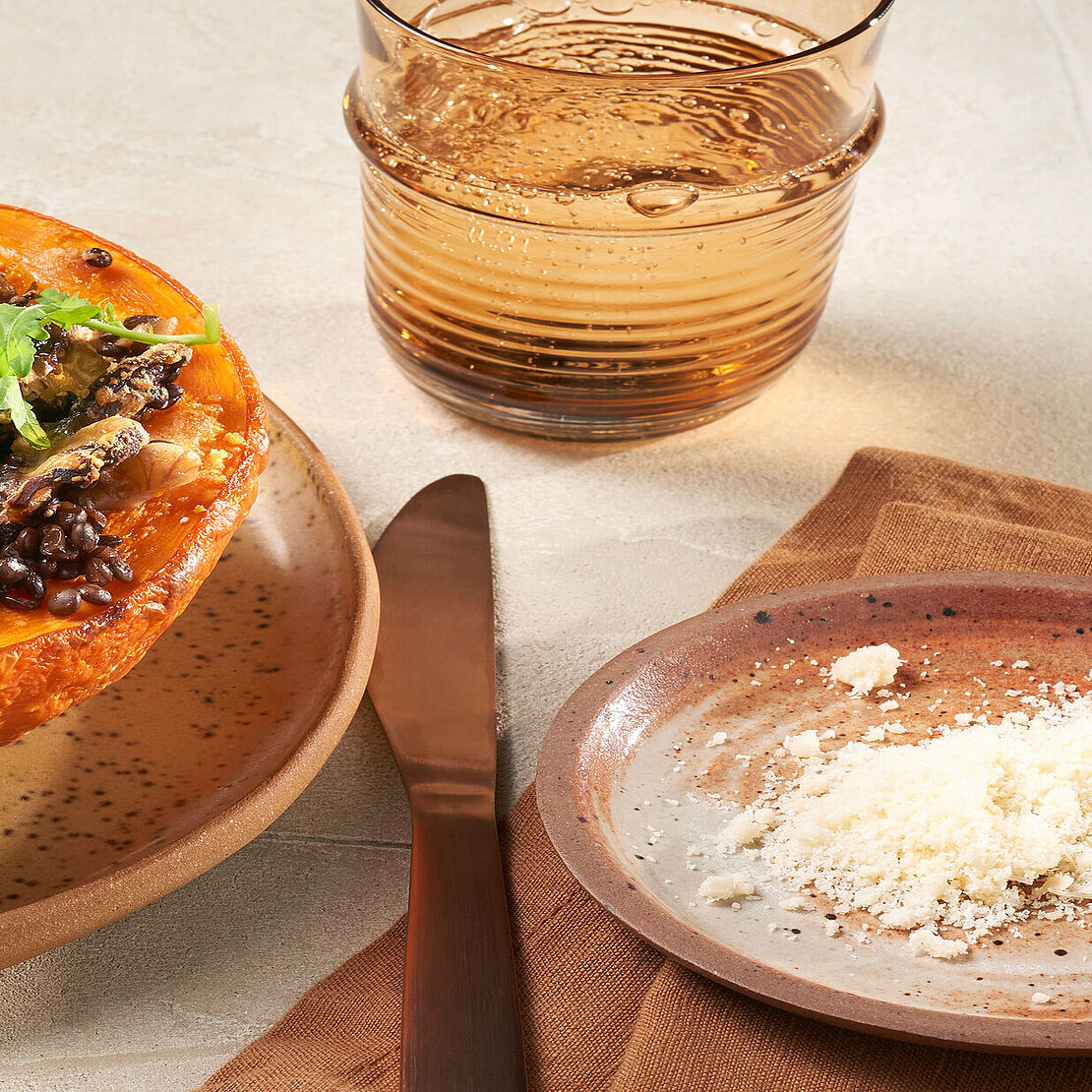 Hokkaido Kürbis gefüllt mit Giovanni Ferrari-Grana Padano, ergänzt durch Chicorée, Rucola und Granatapfelkerne – eine kulinarische Entdeckung