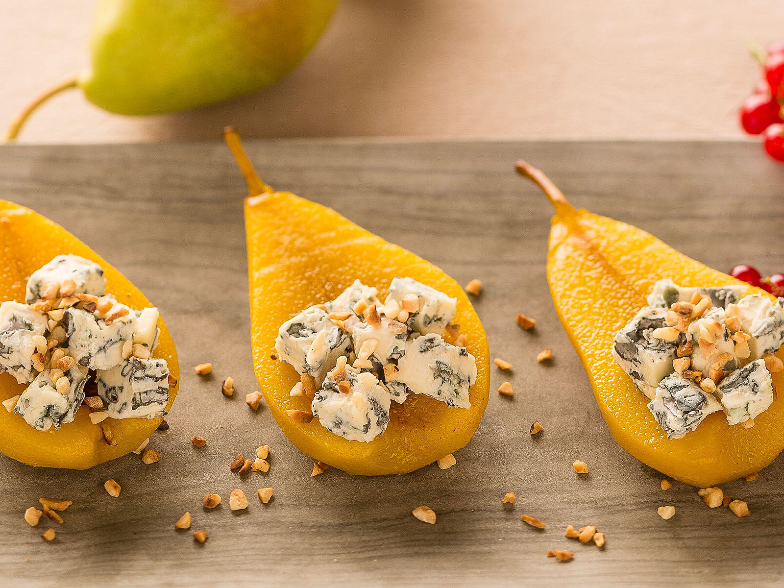 Pochierte Gewürz-Birne mit Blauschimmelkäse