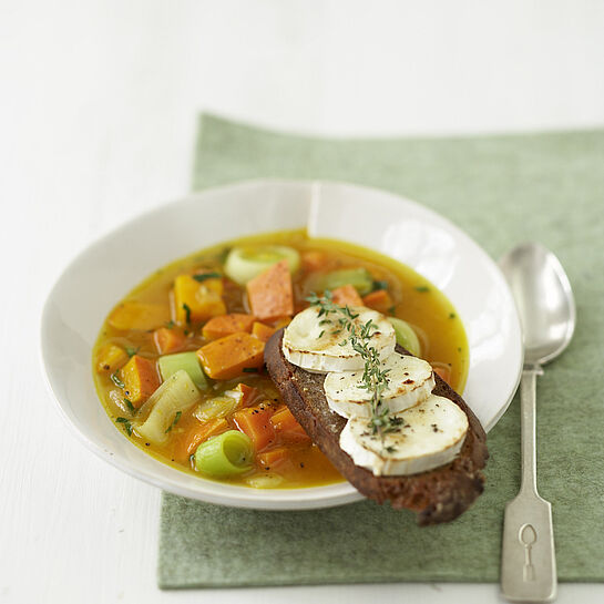 Kürbissuppe mit Chèvre-Baguette - immer ein Genuss