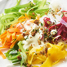 Bunte Gemüsenudeln mit Milkana Pur-Sauce