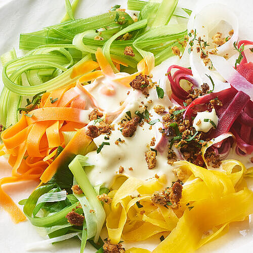 Bunte Gemüsenudeln mit Milkana Pur-Sauce