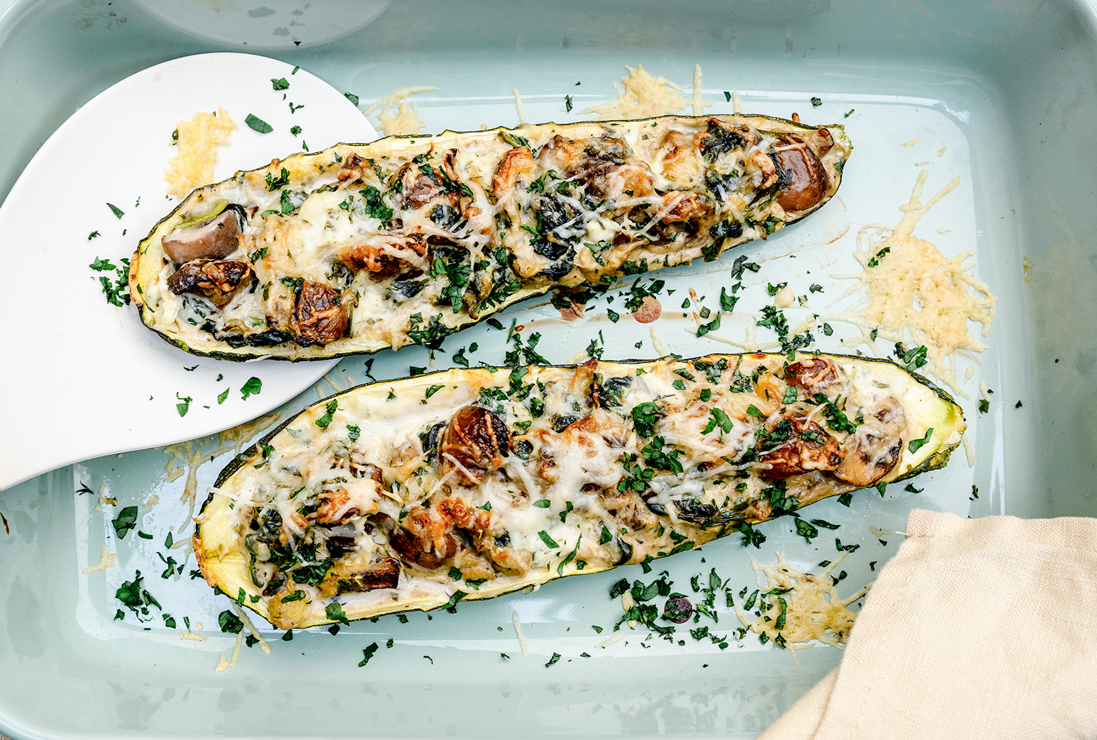Überbackene Zucchini-Schiffchen