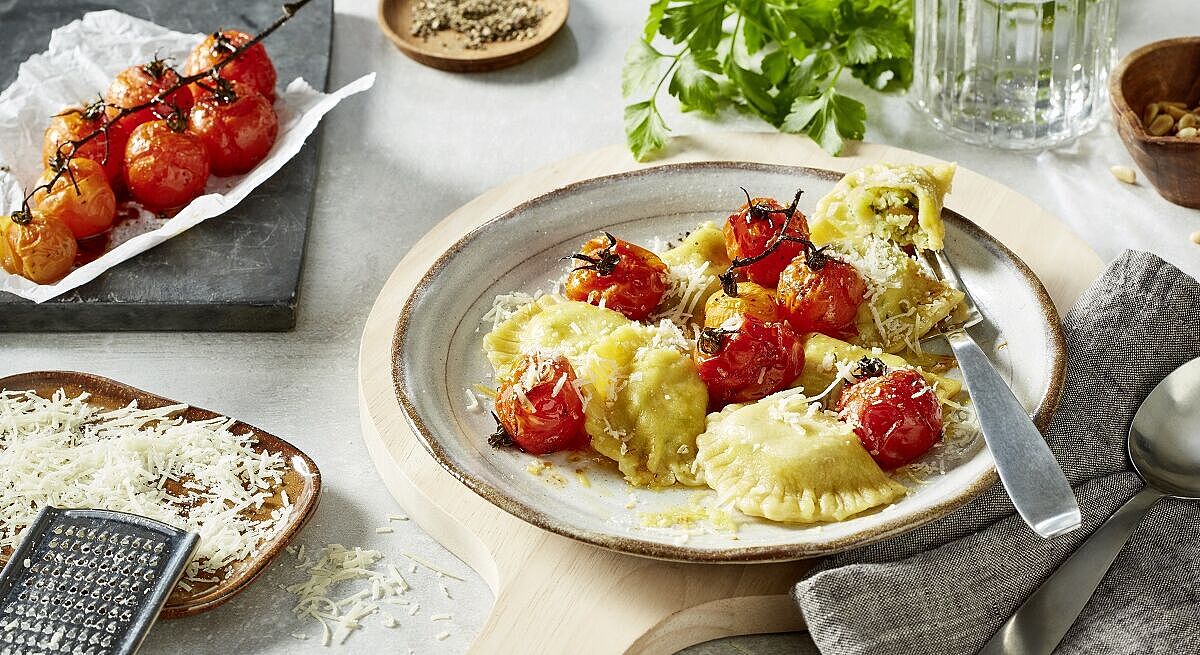 Ravioli mit Kartoffel-Käsefüllung und geschmolzenen Tomaten