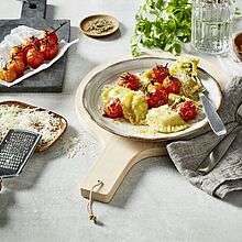 Ravioli mit Grana Padano-Kartoffelfüllung und geschmolzenen Tomaten