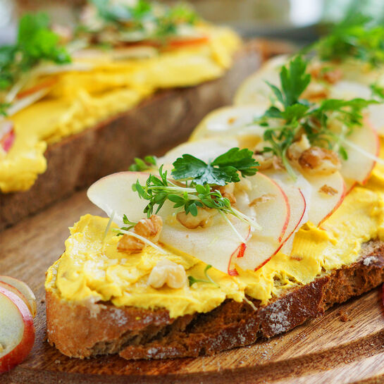 Fruchtige Curry-Stulle mit Apfel-Fenchel