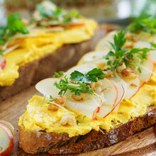 Fruchtige Curry-Stulle mit Apfel-Fenchel