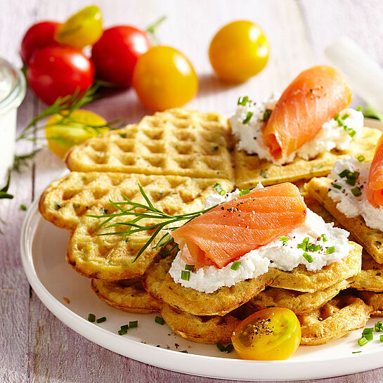Pikante Kartoffelwaffeln mit Ziegnefrischkaese und Raeucherlachs